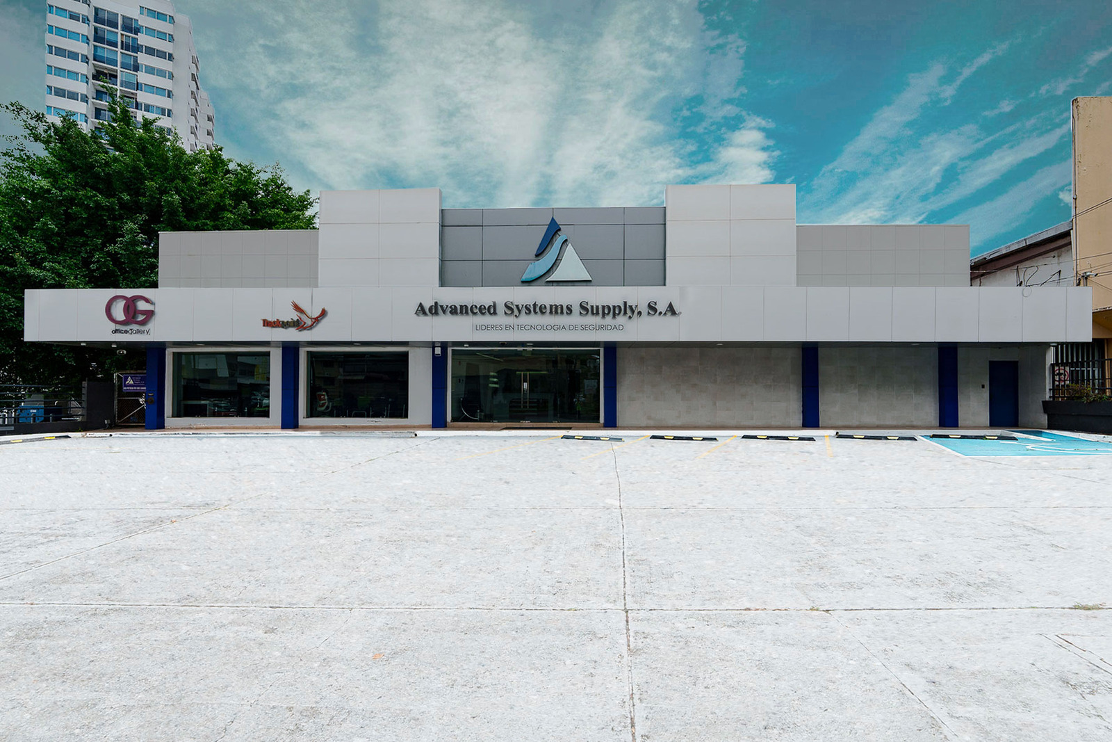 Fachada de Advanced Systems Supply con estacionamiento y letreros existentes.