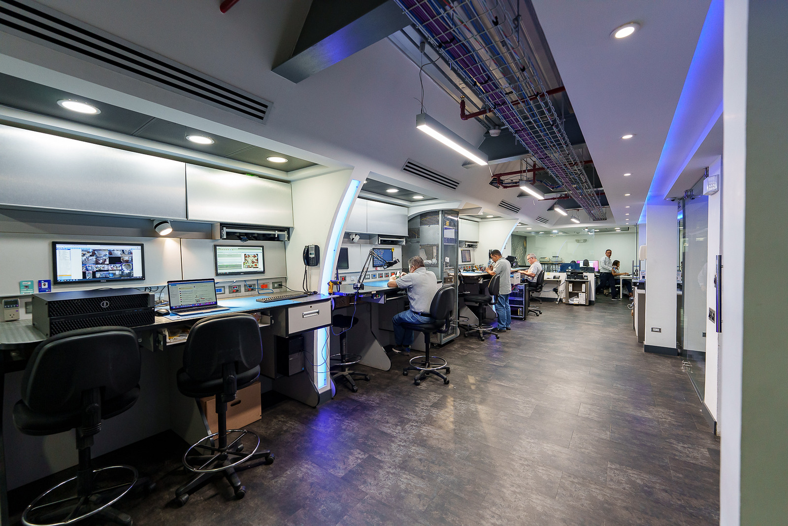 Vista del laboratorio con bancos de trabajo y técnicos.